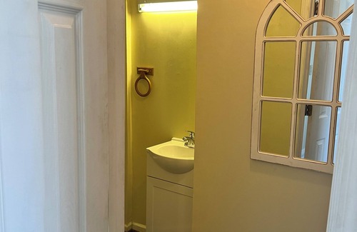 Anniston Apartment | Downstairs Studio apartment in delightful Anniston with WiFi, AC