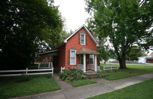 Wabash House | Downtown 2 Bedroom Cottage, Sleeps 6, Walking Distance to Honeywell, Downtown Restaurants, Shopping