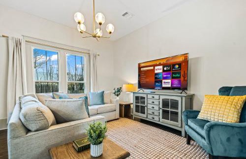 Weatherford House | Downtown Bungalow with Hot Tub!