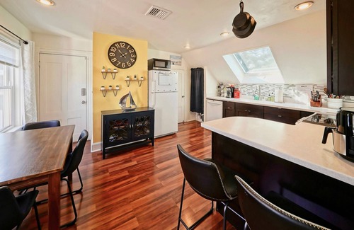 Salem Condo | ★Downtown Condo~Steps from the Water & Common★
