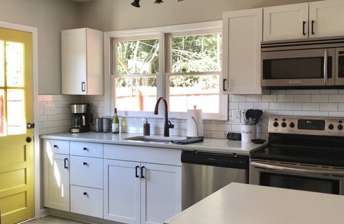 Downtown House | Downtown Delight - Stylish Private Walk to City Center