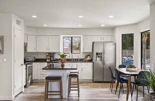 Madera Parc House | Downtown Family Retreat - Heated Saltwater Pool& Spa, Golf, Bikes