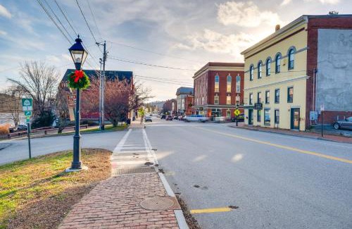 Hallowell Apartment | Downtown Hallowell Retreat with Water Views!