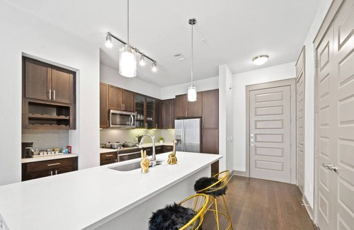 East Downtown Houston Apartment | Downtown Houston Deluxe King Suite
