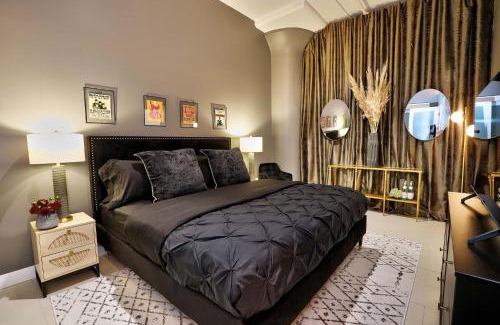 Historic Core Apartment | Downtown LA's Most Requested Property, Sleeps 4 with Free Parking!