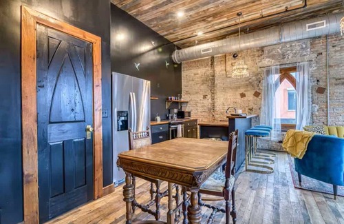 Downtown Springfield Apartment | Downtown Loft! Walk to Everything!