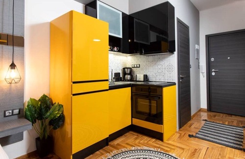 Thessaloniki City Centre Apartment | Downtown Luxury Boutique Suites : The Yellow Suite