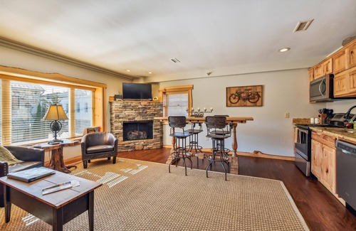 Blowing Rock Cottage | Downtown Main Street 2 BR Top Rated Vacation Getaway w/Outdoor Fireplace "BEAR"