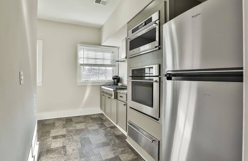 Shelbyville Apartment | Downtown Main Street One-Bedroom Suite w/Hi-Speed Wifi