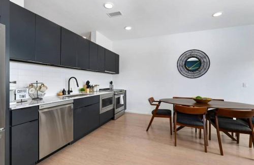 North Capitol House | Downtown Modern Condo 1 Mi To Broadway, Park Free