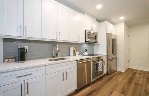 Harrison Apartment | Downtown One Bedroom Suite Steps to Metro North