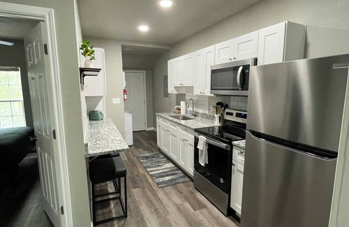 Highland Park Apartment | Downtown San Antonio/Highland Park, Cozy 1-bedroom, WiFi, AC, washer/dryer, 201