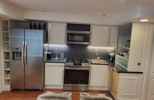 Dovercourt Park Villa | Downtown Toronto House Central 2BED 2BATH Subway Free Parking