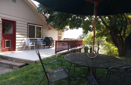 White Salmon House | Downtown White Salmon View Home