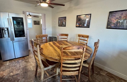 Arizona City House | DP Arizona View - 3 Bedroom/4 Beds and 1.5 Bathrooms -Beautiful Home-Large Yard