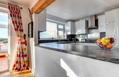 Porthtowan House | Dramatic sea views, 5 min walk to the beach. Pet and family friendly.