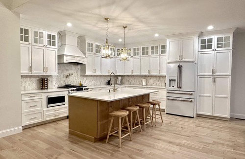 Montgomery House | Dream escape, new modern farmhouse, stunning views, game room & hot tub for 17+!