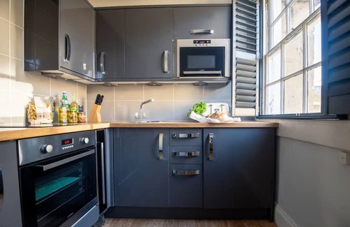 Upper Town Apartment | Dream Stays Bath - City Pad
