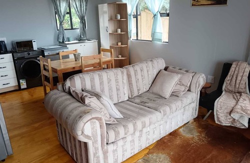 Bluff Cabin | Dream View Cabin 3 minutes to Anstey's beach sleeps 4-6 guests. Pet-unfriendly.