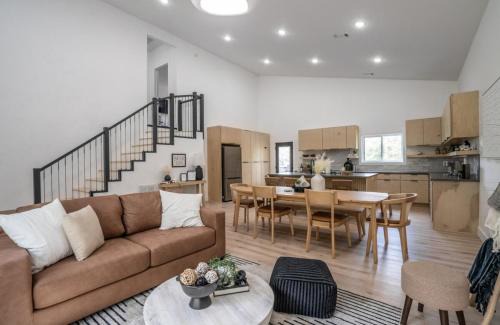 Bella Vista House | Dreamcatcher NEW Modern Retreat Near Trails Lakes Golf