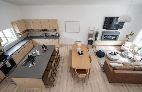 Bella Vista House | Dreamcatcher NEW Modern Retreat Near Trails Lakes Golf