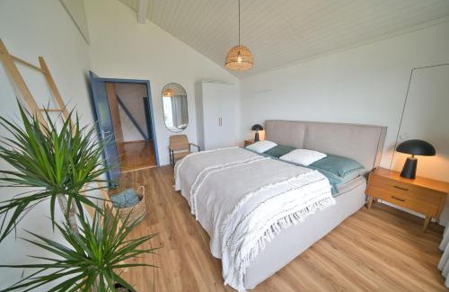 Krattigen Apartment | Dreamview Retreat - Breathtaking Lake Views
