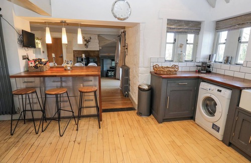 Crigglestone Cottage | DREAMWOOD COTTAGE, pet friendly, with hot tub in Newmillerdam