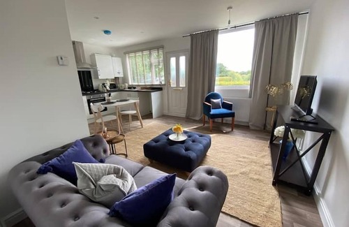 Blandford Saint Mary Cottage | DREAMWOOD - SLEEPS 2 | HOT TUB | BBQ | PETS ALLOWED | WI-FI | SECLUDED PATIO