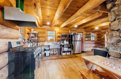 Franconia House | Dreamy, dog-friendly cabin home near Cannon Mountain Ski Resort