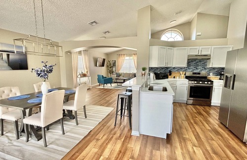 Crescent Lakes House | Dreamy Lakeview Villa with Heated Pool BBQ Family Friendly Near Disney