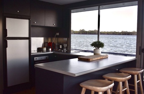 Steiglitz Boat Rental | Drift Flotel - Luxury Houseboat Experience