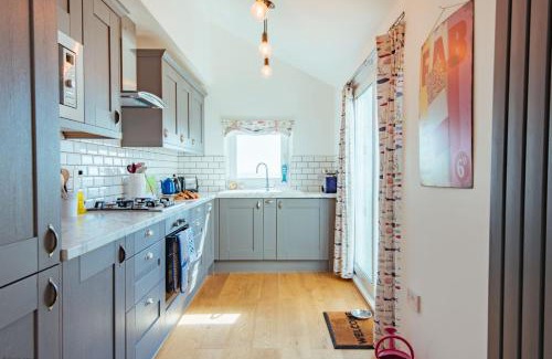 Sandgate House | Driftwood Cottage by Bloom Stays