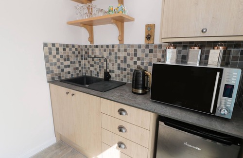 Llanerchymedd Cottage | DRWS Y GORLAN, romantic, country holiday cottage in Llanerchymedd