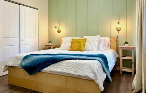 Renton Apartment | DT Stylish & Newly Renovated Home 2BR Sea Tac 6 Miles with AC