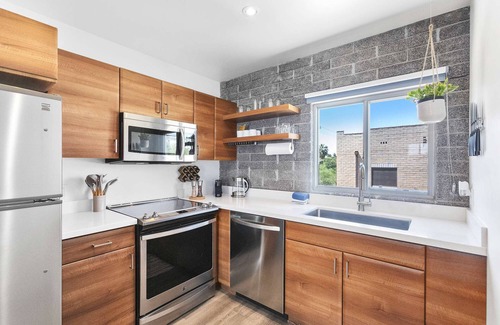 Roosevelt Condo | DTPH Modern Designer Studio - Pool & Parking -