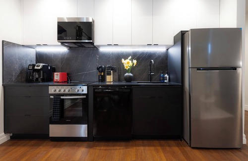 Downtown Apartment | DTWN I Near Yale I King Beds I Free Parking I Gym I Free Coffee I Pets Welcome!