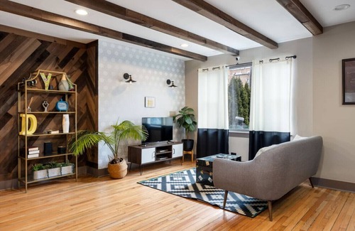 Bronzeville Bed & Breakfast | Dubois Guest House Room 103