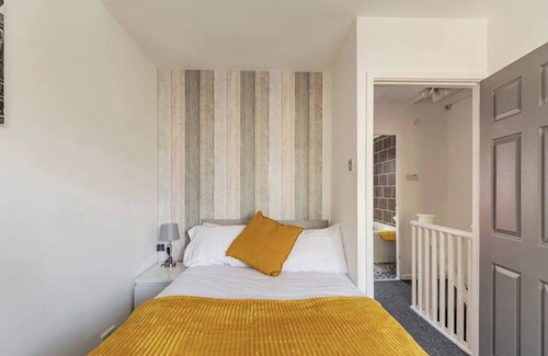 Tipton House | Dudley Port 14 Min To Birmingham City Centre by train. Airport 30 minutes
