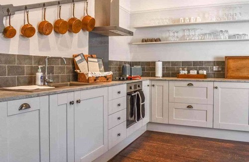 Old Town Hastings Apartment | DUKE OF WELLINGTON HQ - Historical High Street 3 floor Townhouse Apartment