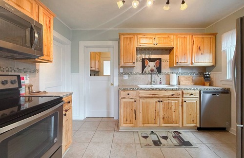 Dundee Cottage | Dundee Garden Cottage: Dog-Friendly Extended Stay Rental, Walkable to Town!