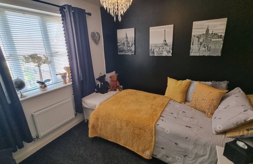 Weston-super-Mare Bed & Breakfast | Dungarvon House, Hot Tub, Garden, Summerhouse, & EV Charging