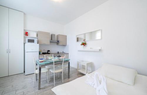 Zona Zara Apartment | Duomo 15' - Suite 5' from Station with Wifi and A-C