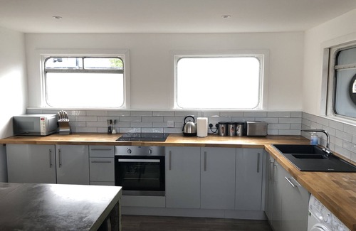 Liverpool Boat Rental | Duplex Barge cinema Room 6 ensuite double-triple bedrooms Great social spaces