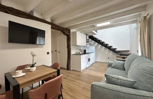 Meruelo Apartment | Duplex Post House