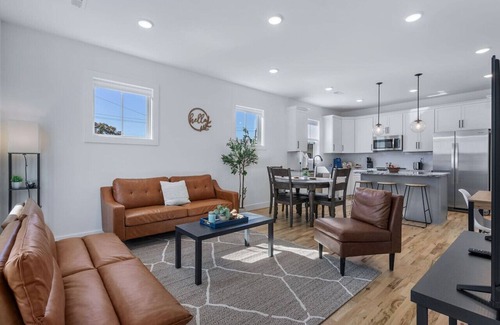 Mosby Apartment | Duplex with Balcony: Spacious Dog-Friendly Oasis!