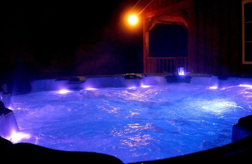 Central Frontenac Cottage | Dvira’s lakefront cottage - Hot tub & Pool table
