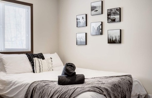 Southeast Calgary House | "Dwell" Family home in Copperfield Sleeps 6