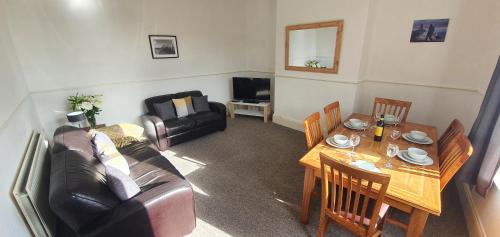 Westoe Apartment | Dwellcome Home Ltd 4 King Bedroom Townhouse, Free Parking, Fast WIFI, Fully Equipped Kitchen, 15 min drive to Nissan, 20 min to Newcastle Sunderland, Ideal for Long Term Contractor etc Stays, Regular Housekeeping Option - See Our Site for Assurance