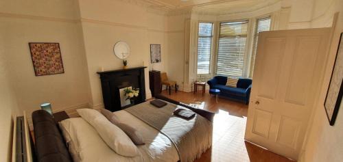 Westoe Apartment | Dwellcome Home Ltd 4 King Bedroom Townhouse, Free Parking, Fast WIFI, Fully Equipped Kitchen, 15 min drive to Nissan, 20 min to Newcastle Sunderland, Ideal for Long Term Contractor etc Stays, Regular Housekeeping Option - See Our Site for Assurance