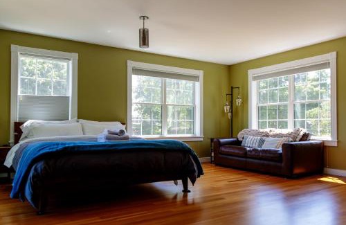 Old North End House | Dwntwn home, Prvt Rooftop and Soaking Tub!